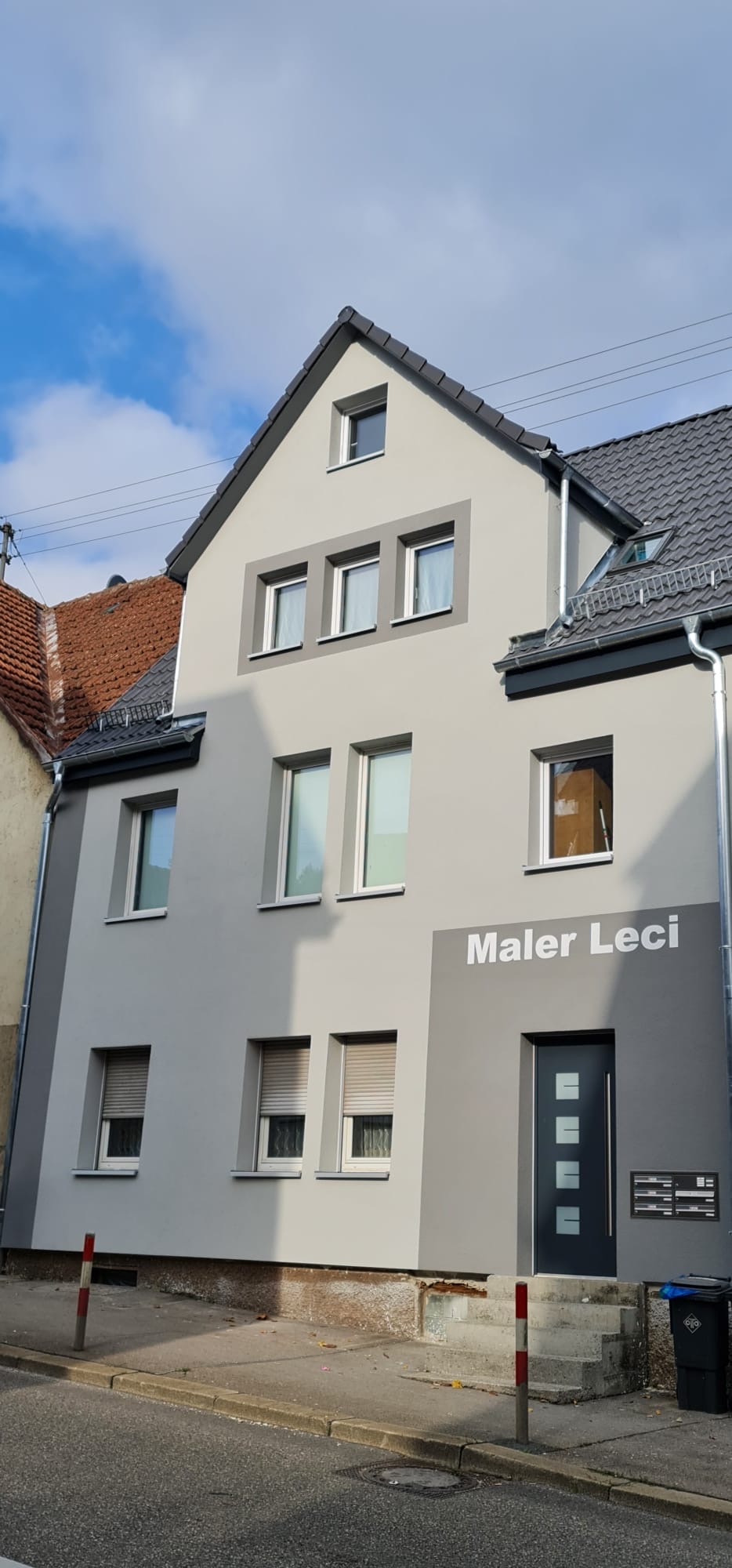 Sanierte Fassade mit Maler-Leci-Schriftzug