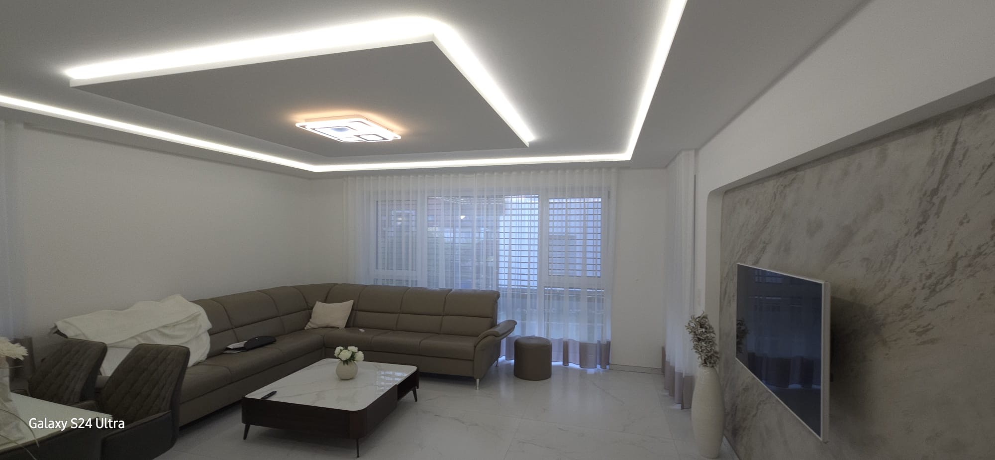 Fertiges Wohnzimmer mit LED-Deckensegel und Spachtelwand
