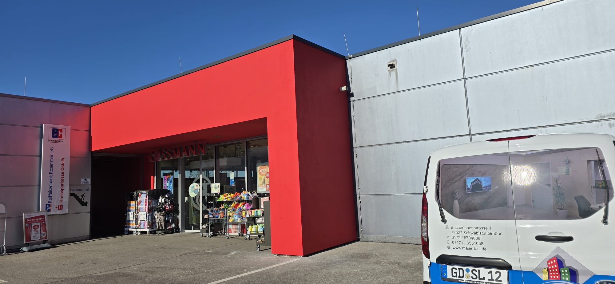Gewerbefassade in Rot mit Firmenfahrzeug