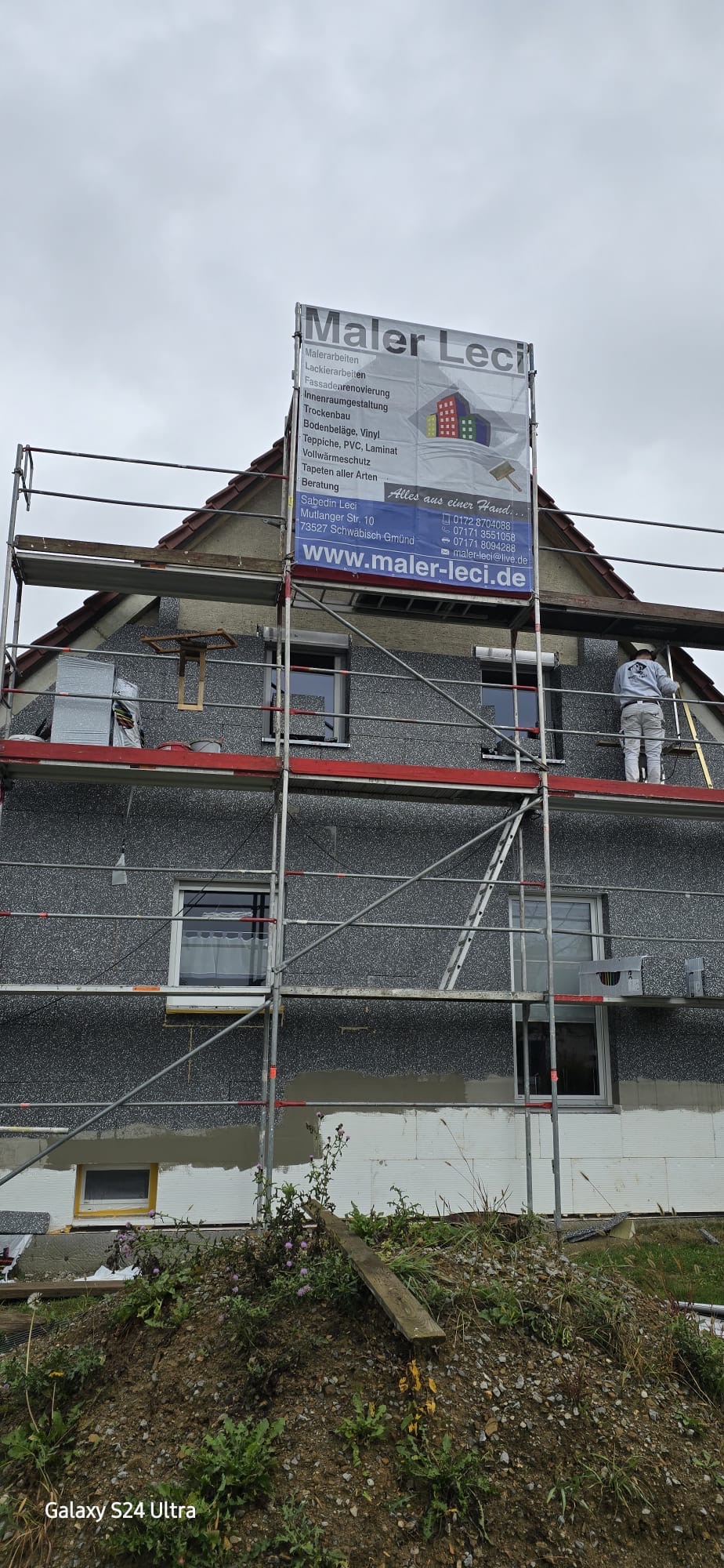Gerüst mit Firmenlogo an Fassade